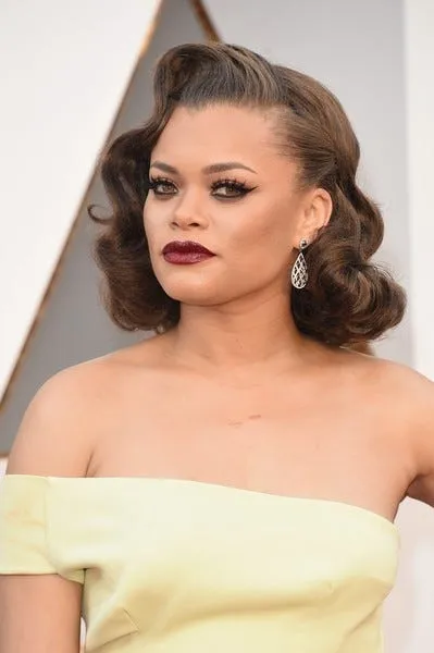 Singer Andra Day’s vintage-style drop earrings. Photo via JustJared