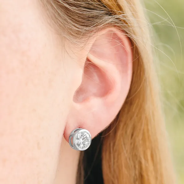 Round Brilliant Bezel Stud