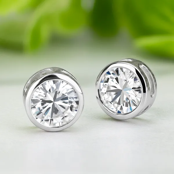 Round Brilliant Bezel Stud