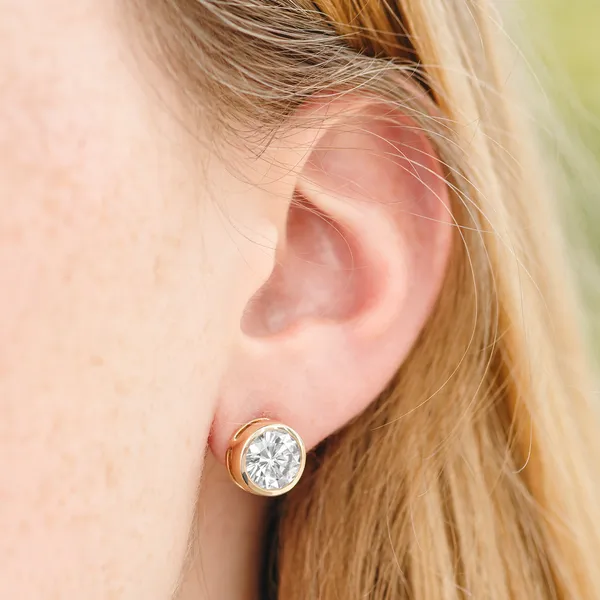 Round Brilliant Bezel Stud