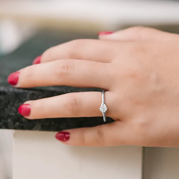 Round Brilliant Petite Kite Set Tapered Ring